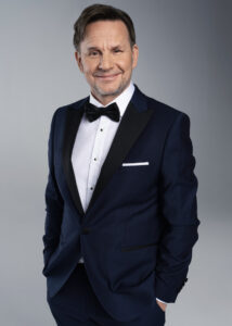 Bartlomiej-Topa_Dwoje-na-Zakrecie_Wydzial-Produkcji--768x1075